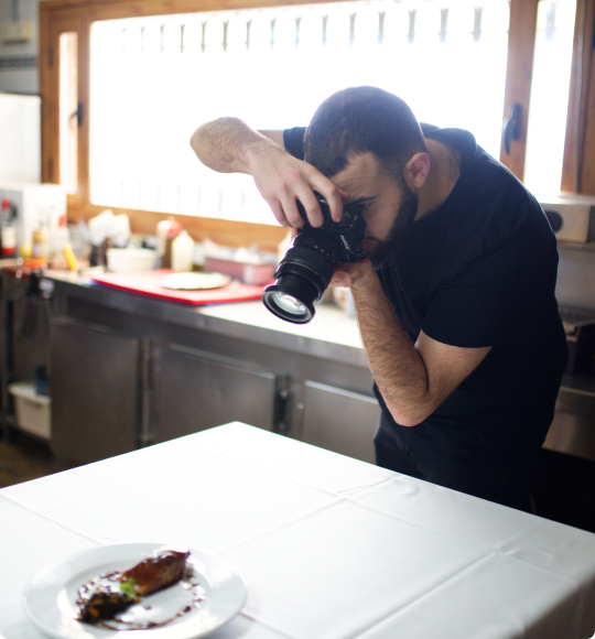 Fotográfo de Prisma realizando una fotografía gastronómica.